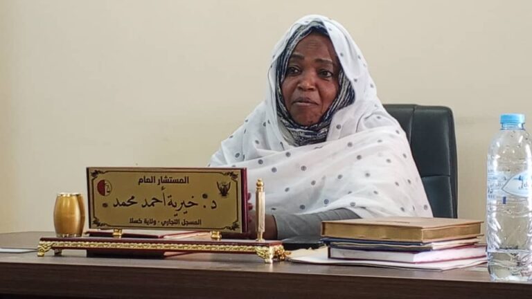 أكدت رئيس إدارة التسجيلات التجارية والملكية الفكرية ولاية كسلا ، مولانا د. خيرية أحمد، اكتمال الاستعدادات لافتتاح مباني المسجل التجاري بالولاية يوم الخميس المقبل الساعة الواحدة والنصف في مقره الجديد غرب حديقة وسط المدينة، بحضور رئيس مجلس الوزراء البروفيسور كامل إدريس ووير العدل الدكتور عبدالله محمد درف. واوضحت خيرية في تصريح صحفي اليوم، أن المبنى يعتبر صرحا جديدا في ولاية كسلا خاصة في مجال الملكية الفكرية حيث تعتبر كسلا أولى الولايات التي يفتتح فيها مبنى للملكية التي تتمثل أهميتها في حماية حقوق المبدعين والمفكرين والمبتكرين. وقالت مولانا خيرية إن الإدارة ستعمل على نشر ثقافة حقوق الملكية الفكرية والمحافظة عليها إلى جانب توسعة عمل المسجل التجاري حتى يتمكن من آداء مهامه بسهولة ويسر خاصة للمستثمرين والتجار من خلال العمل بنافذة واحدة لتسريع الإجراءآت، وناشدت خيرية الجهات العدلية والقانونية وأعيان ونظار القبائل بحضور وتشريف الافتتاح.